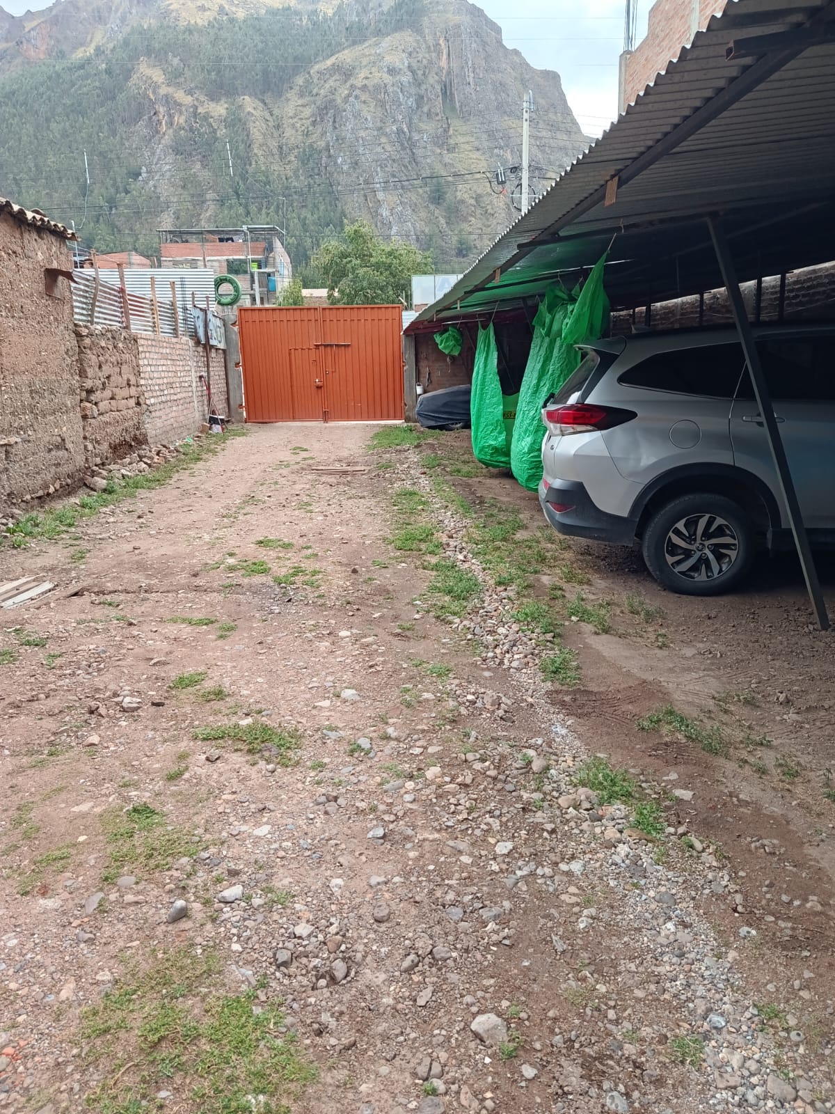 Camioneta SUV estacionada bajo techo de calamina en Barrio Yananaco Huancavelica
