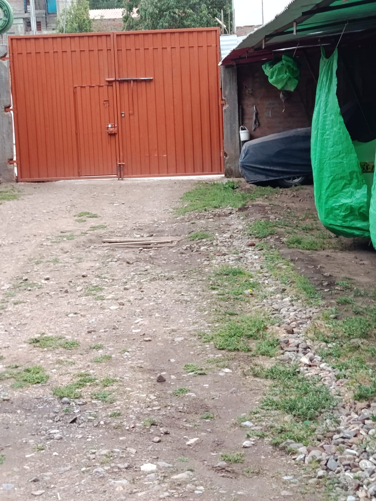 Cerrojo y tranca de seguridad interna del portón en Garage Giraldez