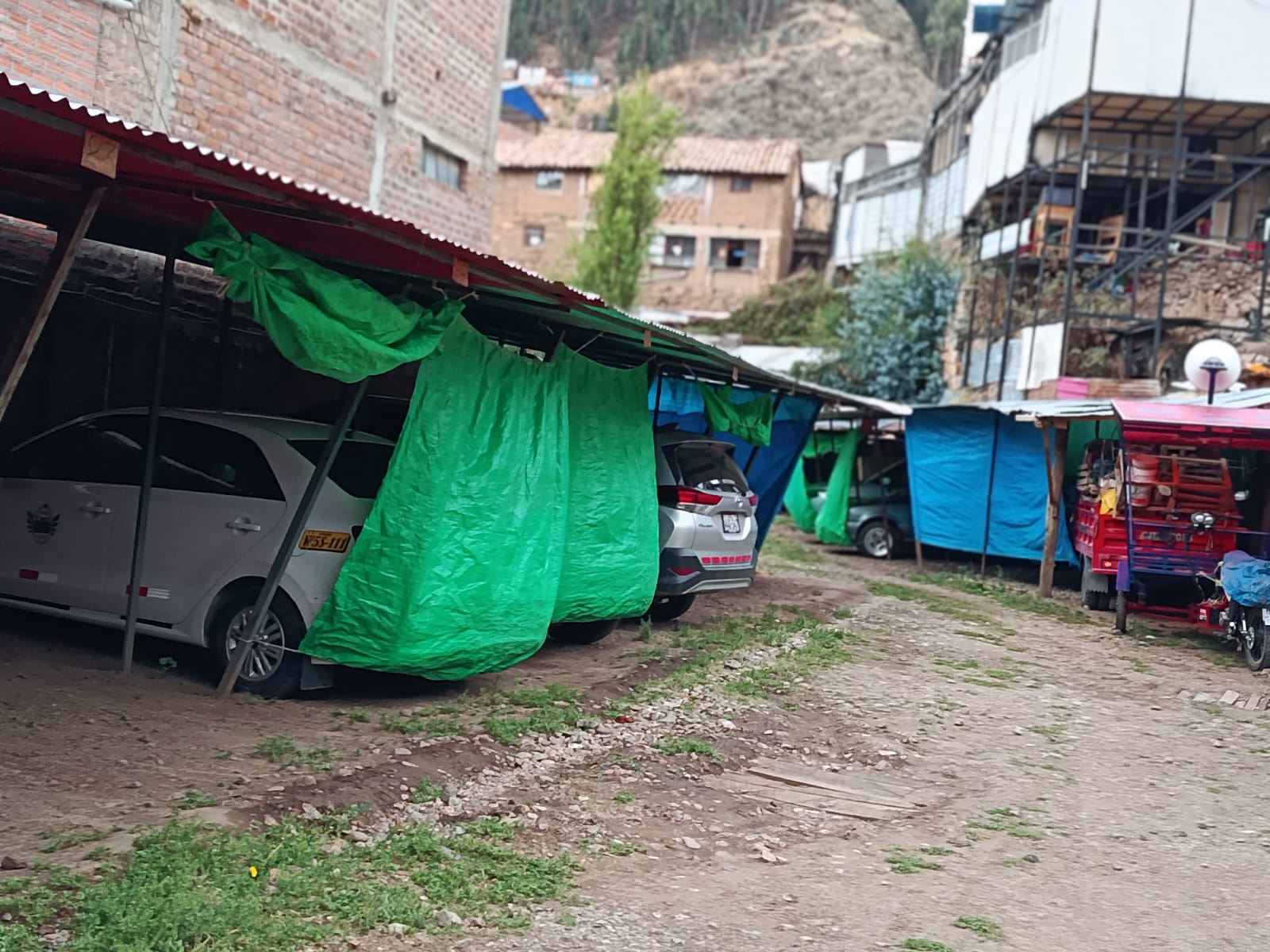 Cochera techada para autos y camionetas con número de plaza en Yananaco