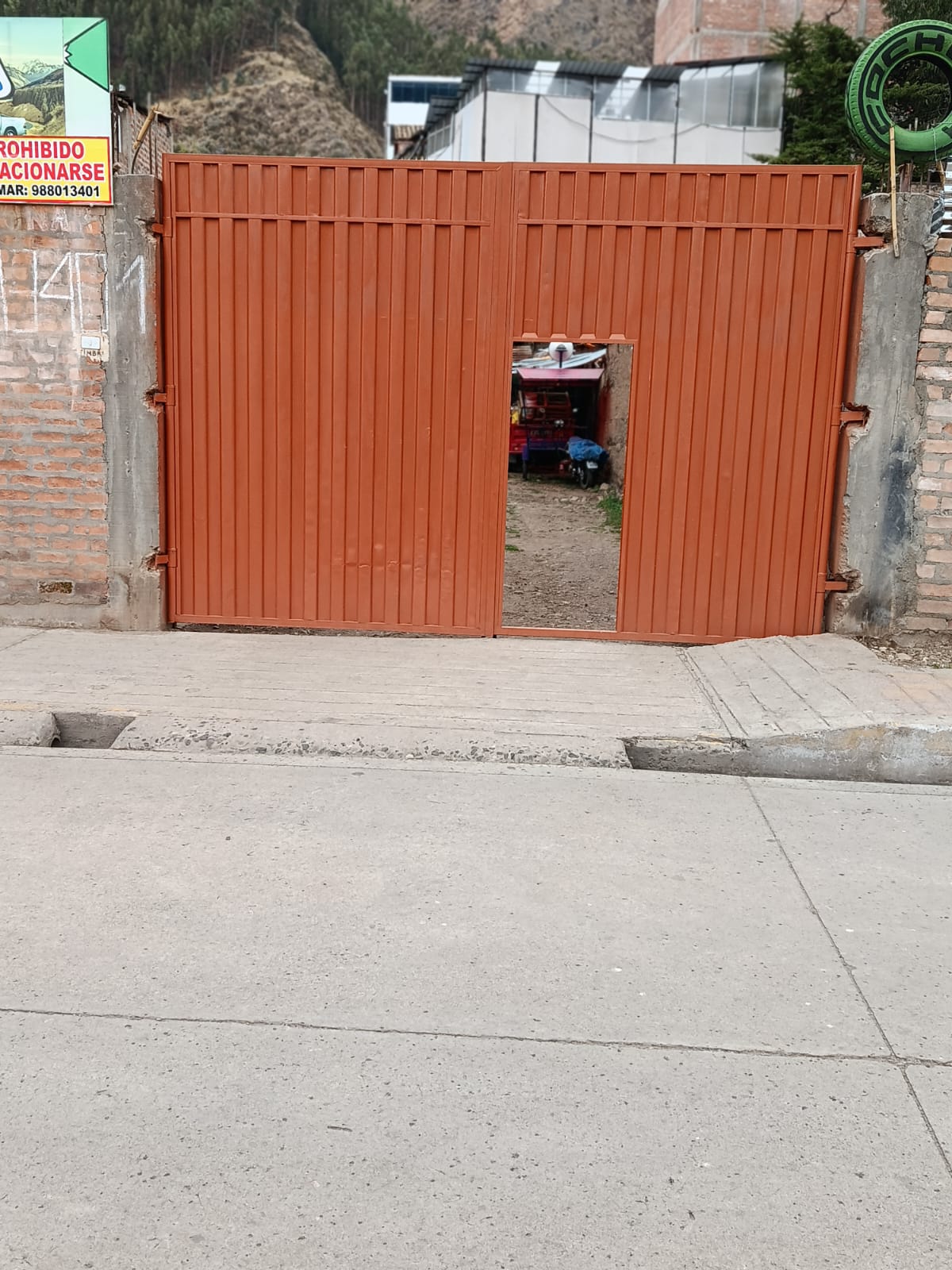 Portón metálico de seguridad cerrado de la cochera en Huancavelica