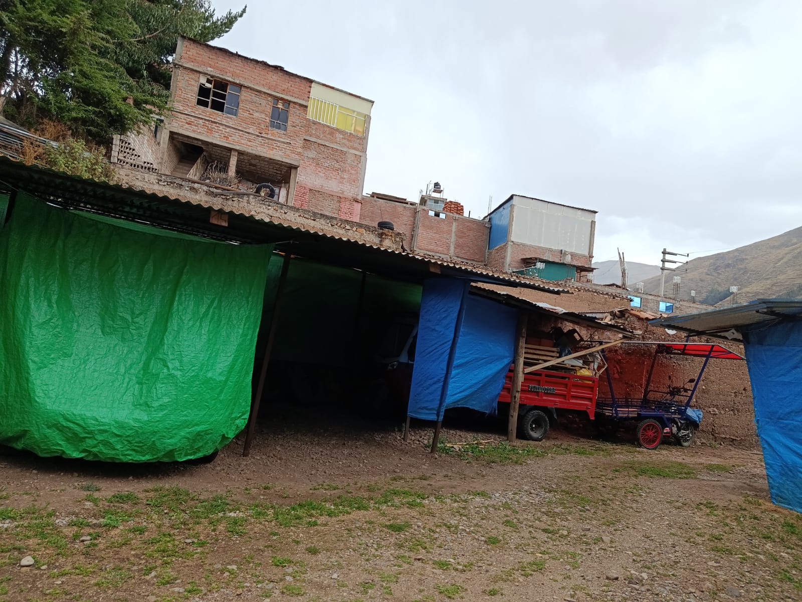 Zona de estacionamiento techado para moto cargas y mototaxis en Huancavelica